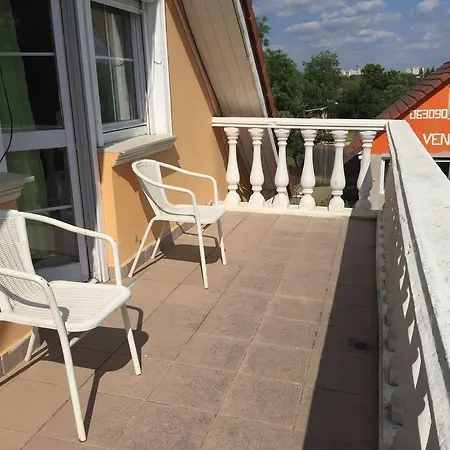 Relax Vendeghaz Es Apartman بيت ضيافة ديبريتْسين
