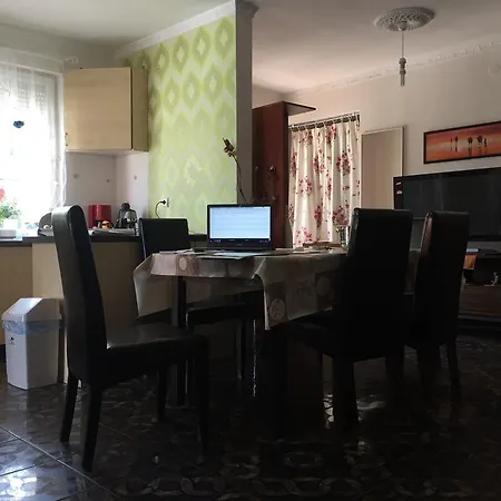 بيت ضيافة Relax Vendeghaz Es Apartman