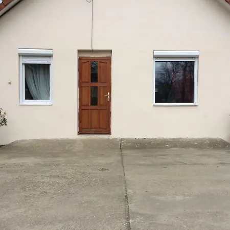 Relax Vendeghaz Es Apartman ديبريتْسين