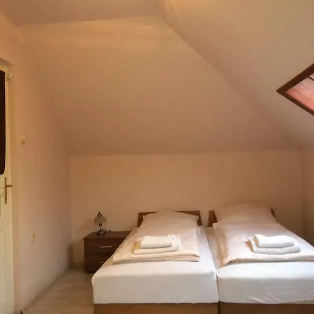 Relax Vendeghaz Es Apartman بيت ضيافة *
